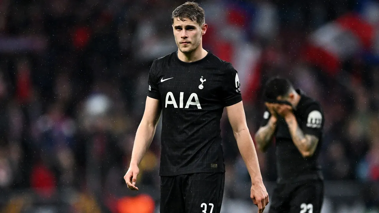 ميكي فان دي فين يصف خسارة توتنهام أمام أتلتيكو مدريد بسيناريو يوم القيامة